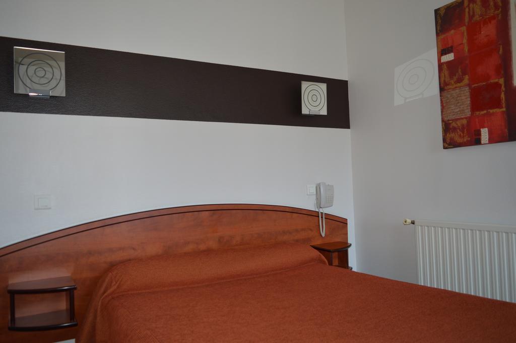 Hotel De La Paix Oloron-Sainte-Marie Eksteriør billede